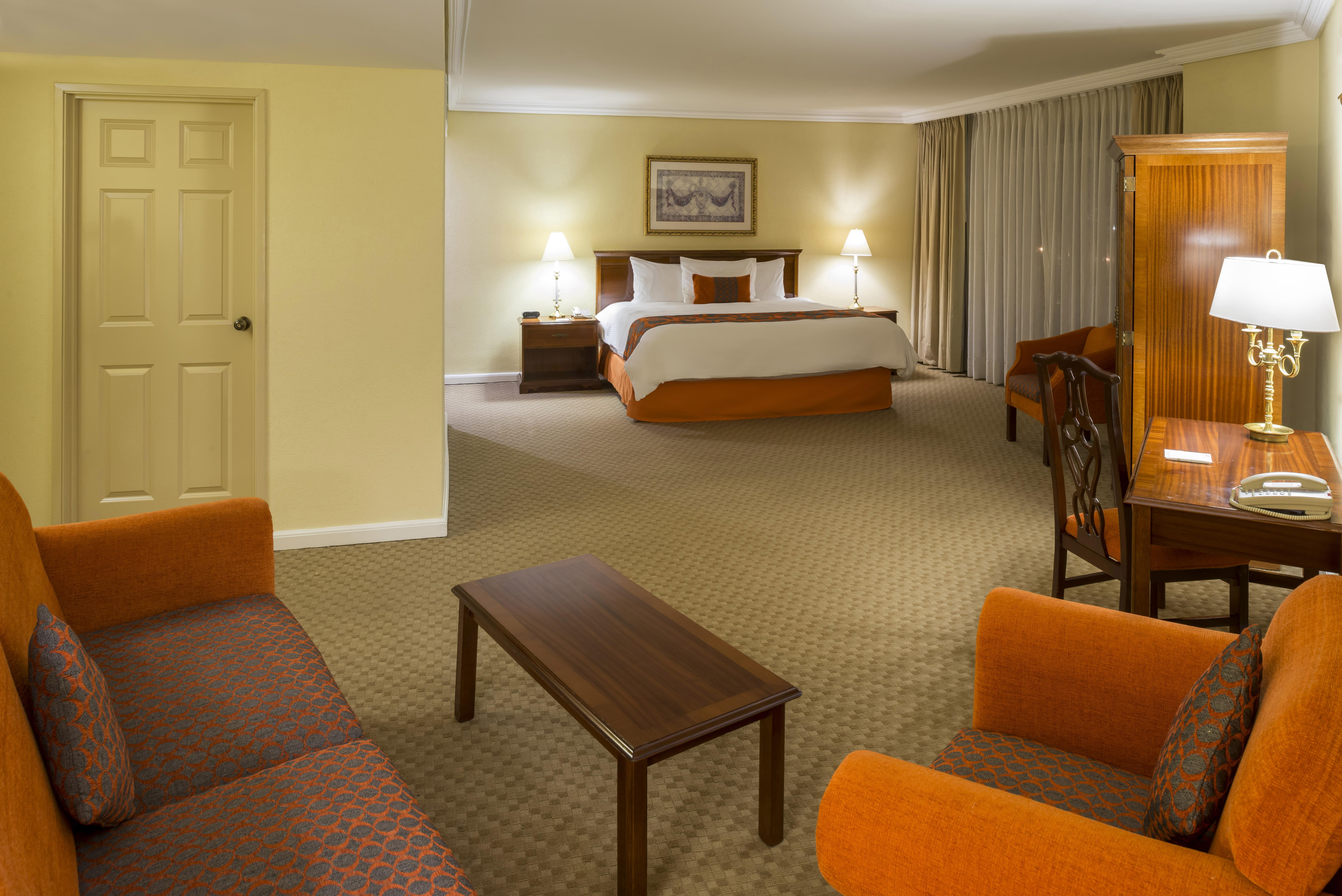 Camino Real Puebla Angelopolis Hotel Екстериор снимка A typical suite at the Hilton Garden Inn