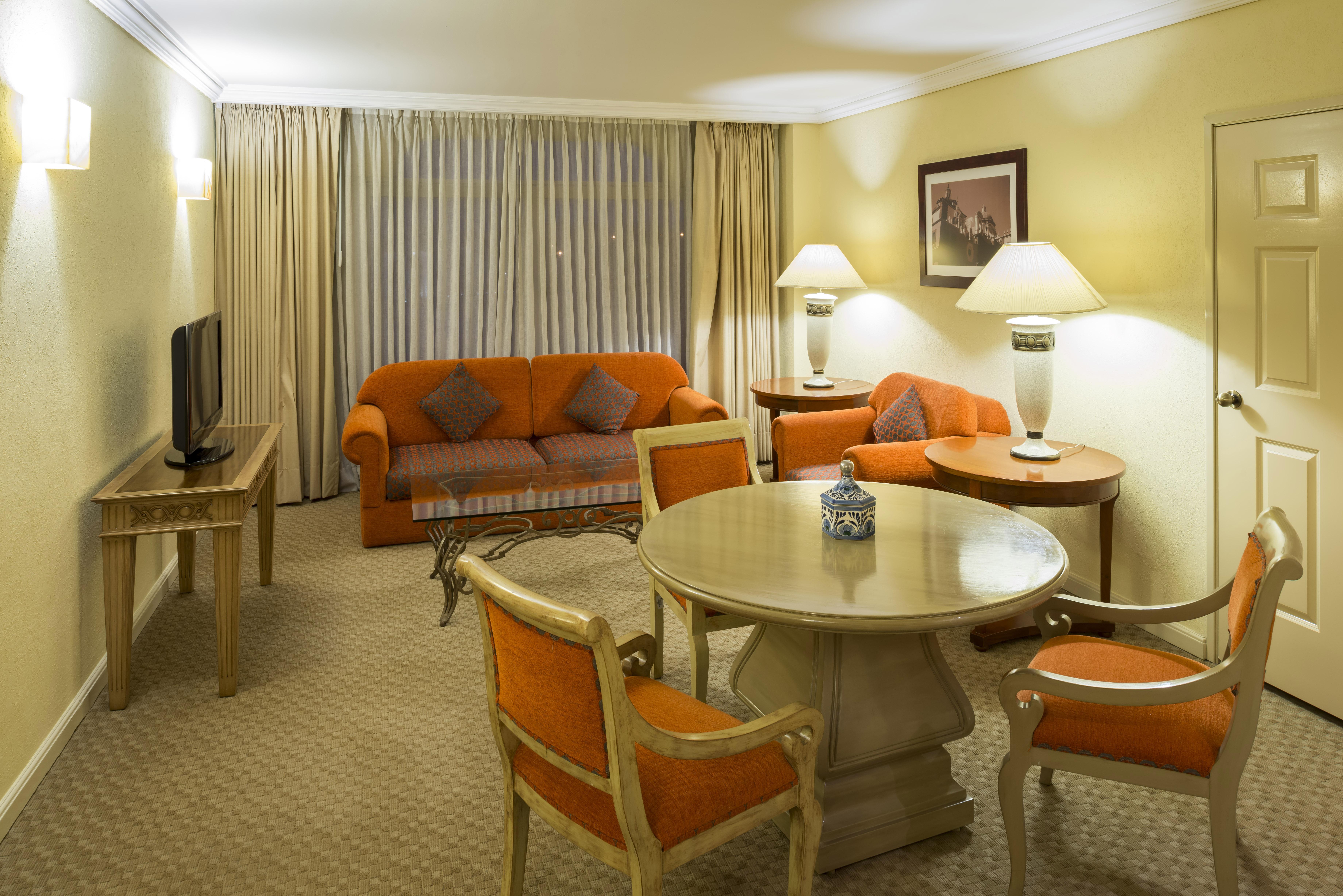 Camino Real Puebla Angelopolis Hotel Екстериор снимка A living room in a suite
