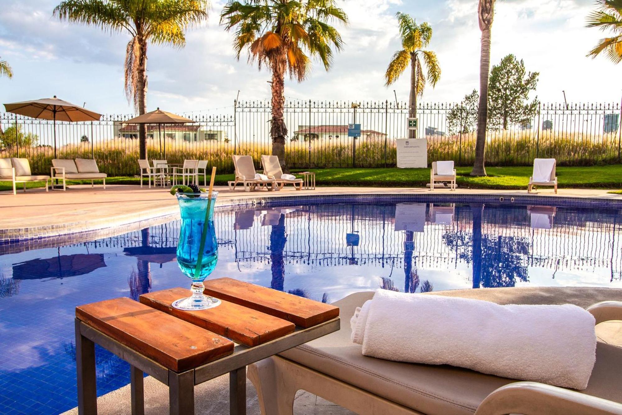 Camino Real Puebla Angelopolis Hotel Екстериор снимка The pool at the hotel